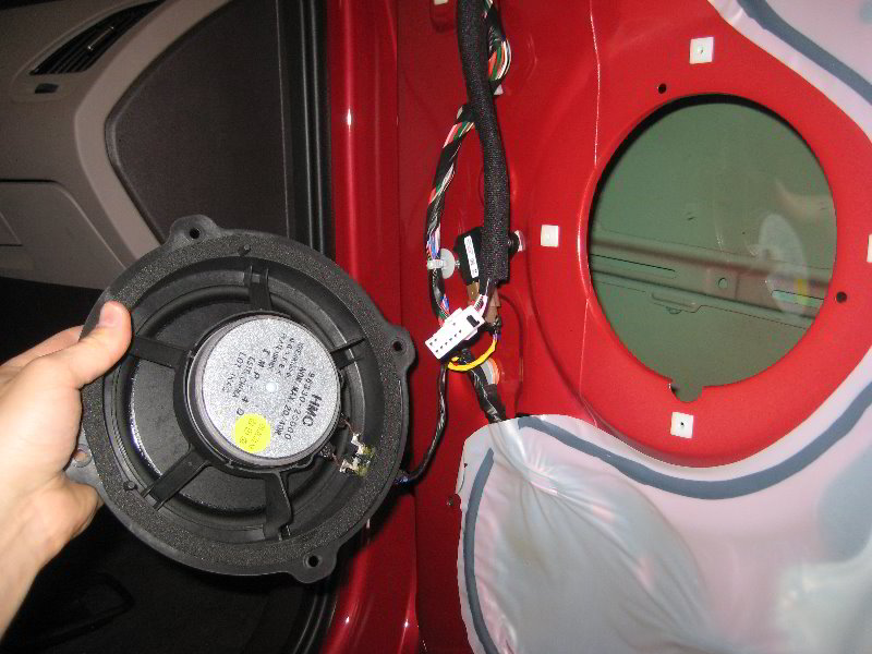 Hyundai-Tucson-Interior-Door-Panel-Removal-Guide-036