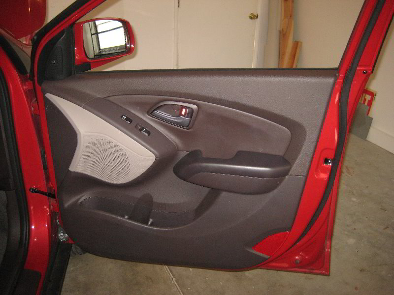 Hyundai-Tucson-Interior-Door-Panel-Removal-Guide-057