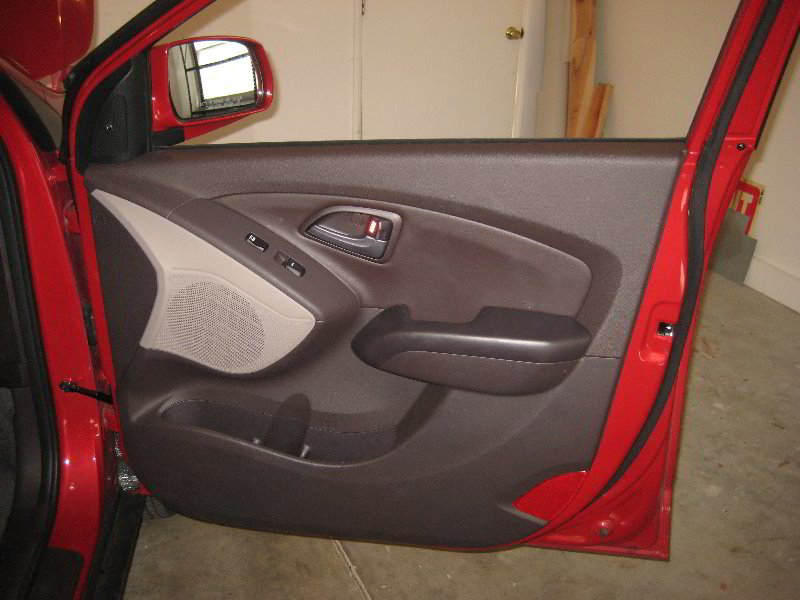 Hyundai-Tucson-Interior-Door-Panel-Removal-Guide-057