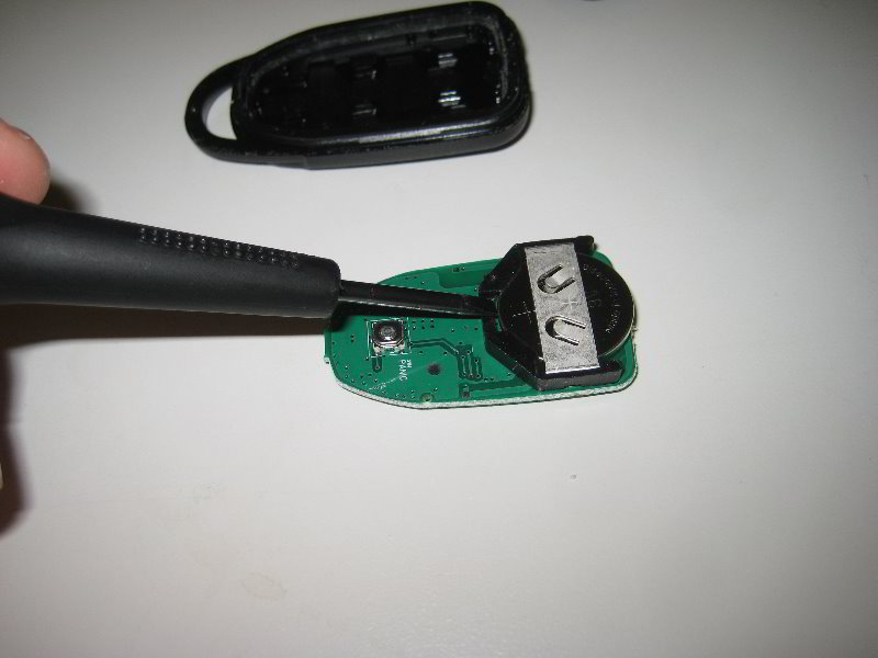 Hyundai-Tucson-Key-Fob-Battery-Replacement-Guide-007
