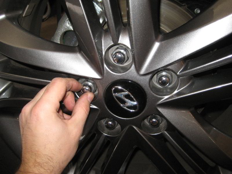 Hyundai-Tucson-Rear-Disc-Brake-Pads-Replacement-Guide-004