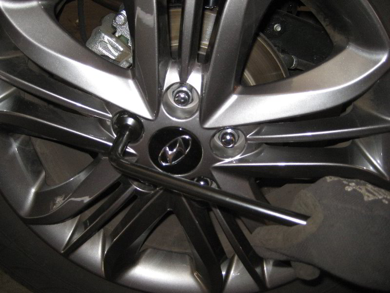 Hyundai-Tucson-Rear-Disc-Brake-Pads-Replacement-Guide-034