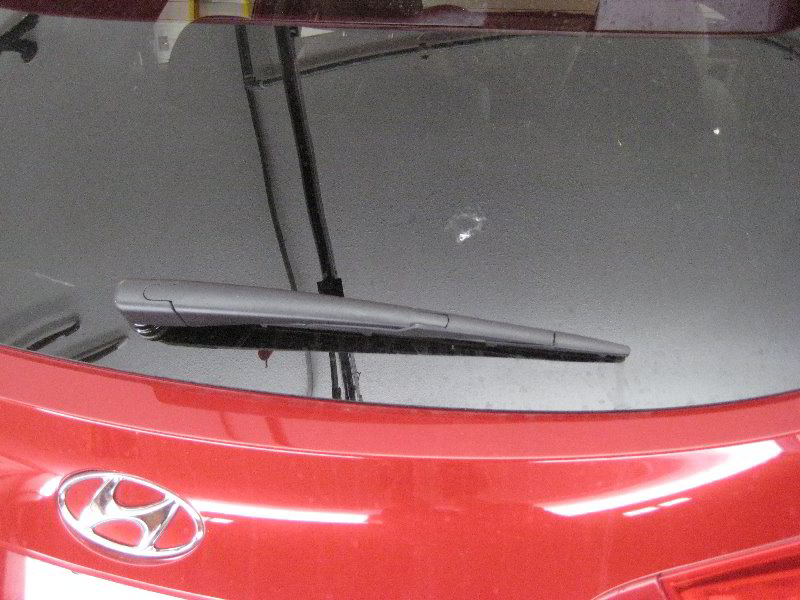 Hyundai-Tucson-Rear-Window-Wiper-Blade-Replacement-Guide-001