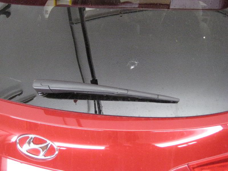 Hyundai-Tucson-Rear-Window-Wiper-Blade-Replacement-Guide-001