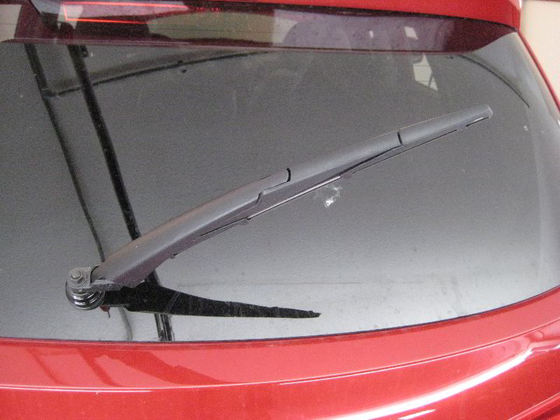 Hyundai-Tucson-Rear-Window-Wiper-Blade-Replacement-Guide-004