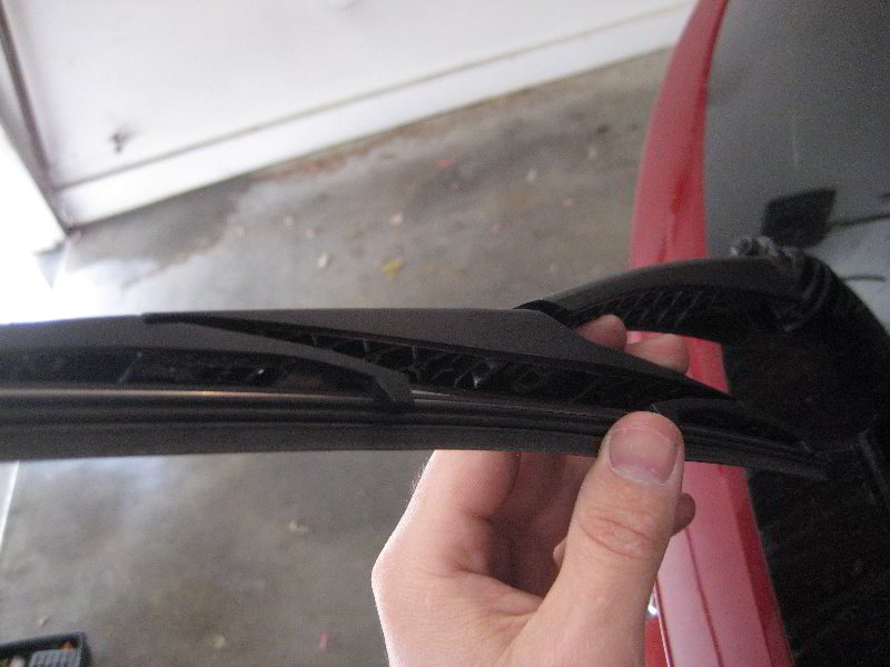 Hyundai-Tucson-Rear-Window-Wiper-Blade-Replacement-Guide-005