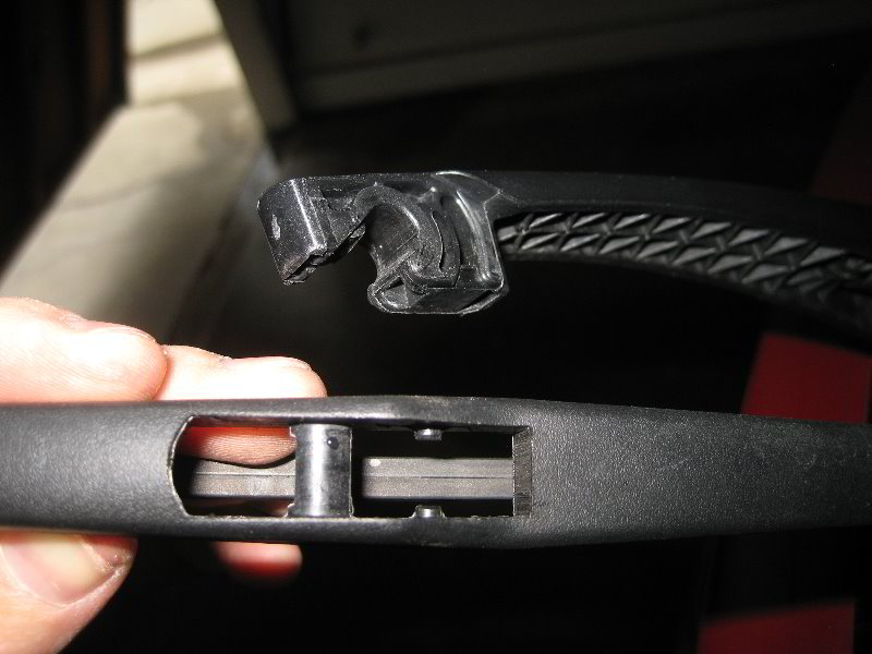 Hyundai-Tucson-Rear-Window-Wiper-Blade-Replacement-Guide-007