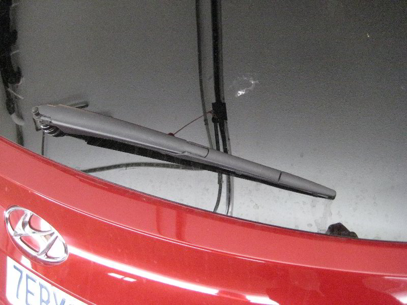 Hyundai-Tucson-Rear-Window-Wiper-Blade-Replacement-Guide-015