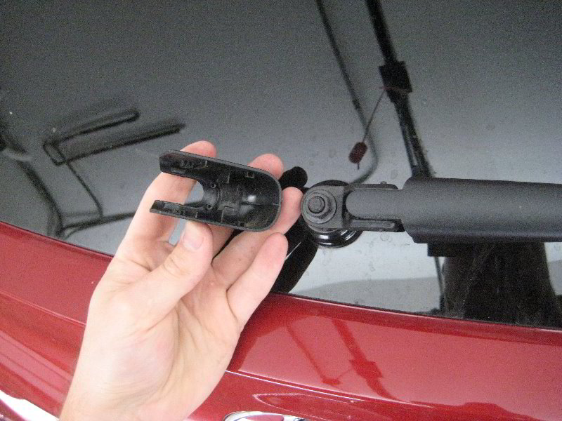 Hyundai-Tucson-Rear-Window-Wiper-Blade-Replacement-Guide-016