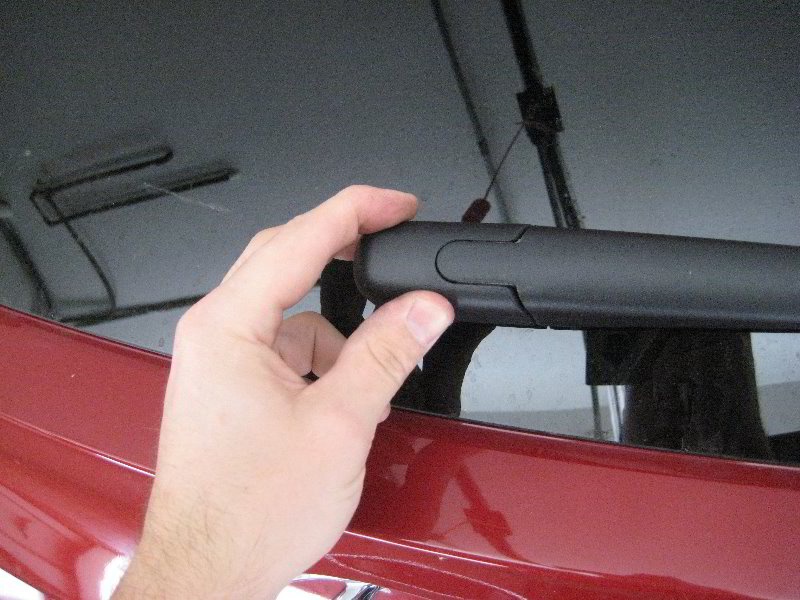 Hyundai-Tucson-Rear-Window-Wiper-Blade-Replacement-Guide-017