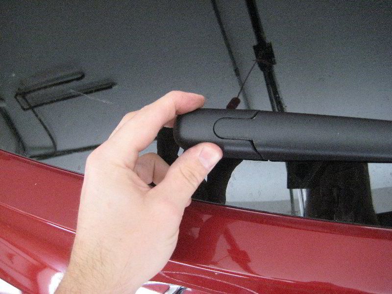 Hyundai-Tucson-Rear-Window-Wiper-Blade-Replacement-Guide-017