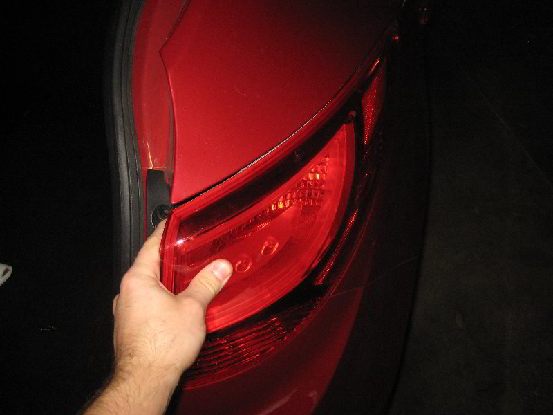 Hyundai-Tucson-Tail-Light-Bulbs-Replacement-Guide-006
