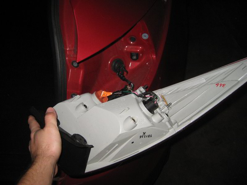 Hyundai-Tucson-Tail-Light-Bulbs-Replacement-Guide-010