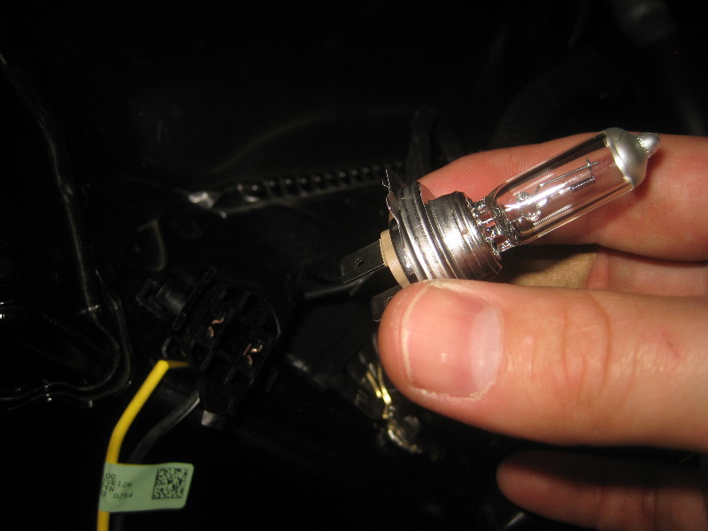 Hyundai-Veloster-Headlight-Bulbs-Replacement-Guide-013