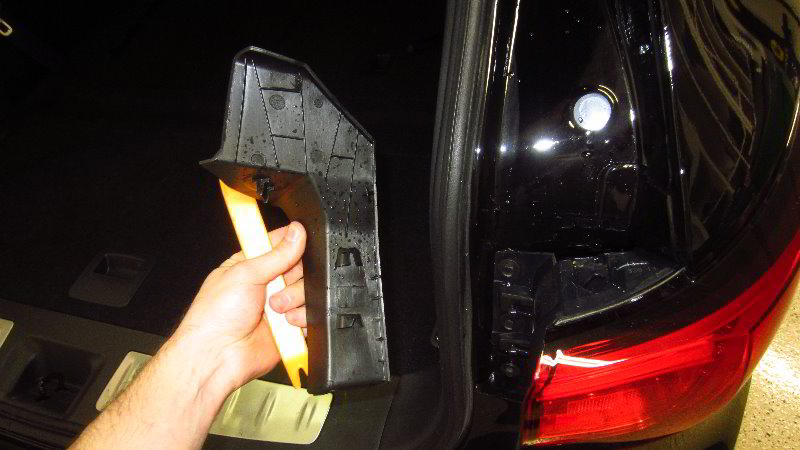 Infiniti-QX60-Rear-Turn-Signal-Light-Bulb-Replacement-Guide-004