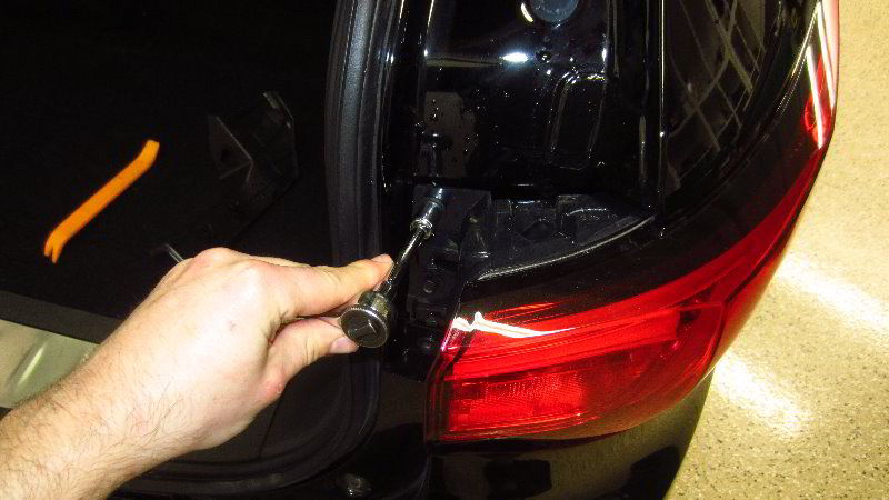 Infiniti-QX60-Rear-Turn-Signal-Light-Bulb-Replacement-Guide-006