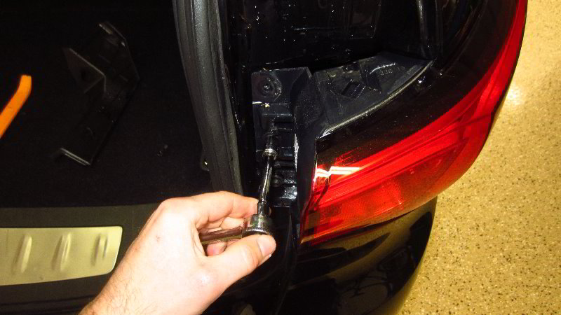 Infiniti-QX60-Rear-Turn-Signal-Light-Bulb-Replacement-Guide-007