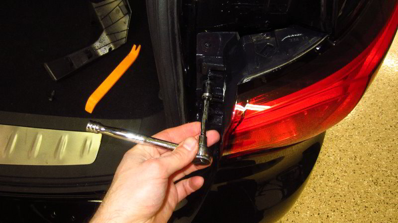 Infiniti-QX60-Rear-Turn-Signal-Light-Bulb-Replacement-Guide-022