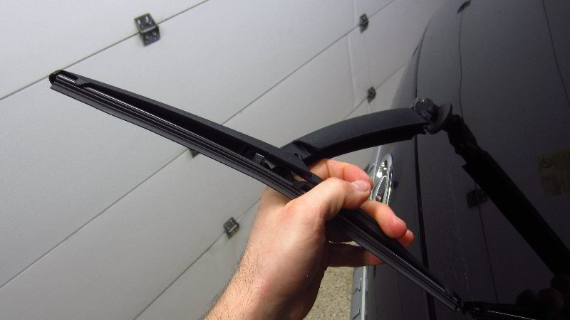 Infiniti-QX60-Rear-Window-Wiper-Blade-Replacement-Guide-004