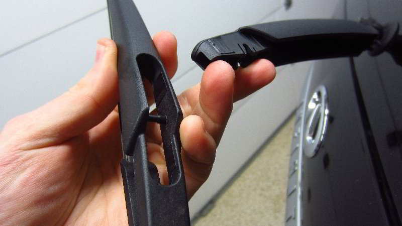 Infiniti-QX60-Rear-Window-Wiper-Blade-Replacement-Guide-008