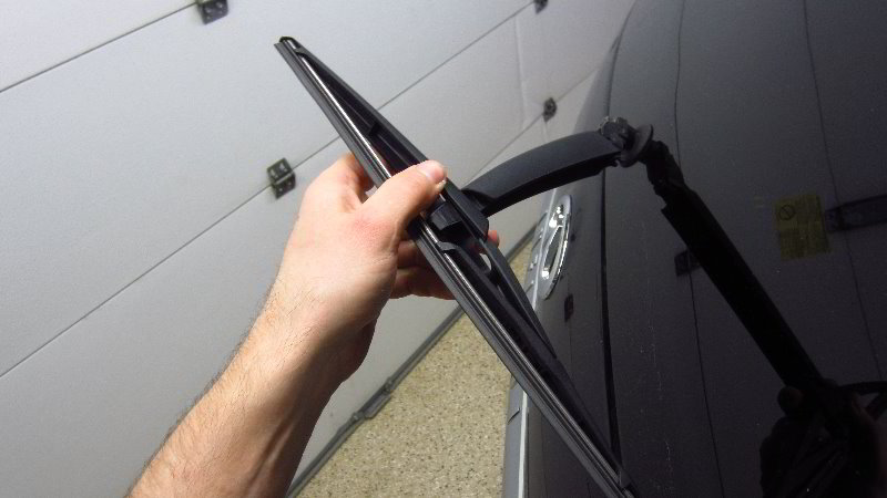 Infiniti-QX60-Rear-Window-Wiper-Blade-Replacement-Guide-012
