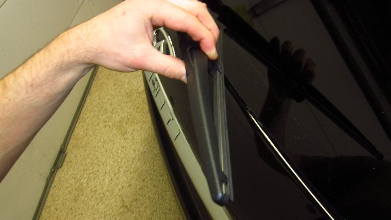 Infiniti-QX60-Rear-Window-Wiper-Blade-Replacement-Guide-013