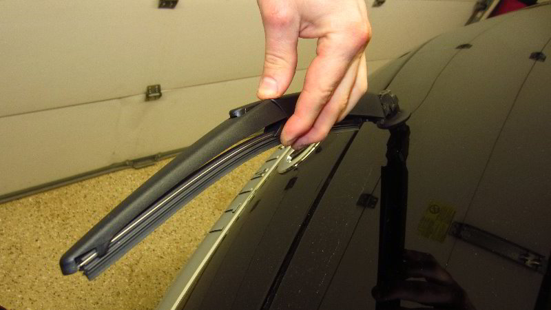 Infiniti-QX60-Rear-Window-Wiper-Blade-Replacement-Guide-014