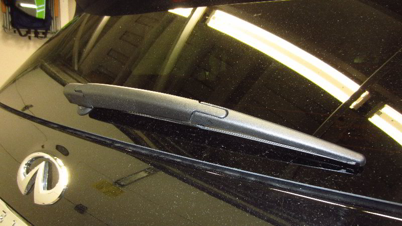 Infiniti-QX60-Rear-Window-Wiper-Blade-Replacement-Guide-016