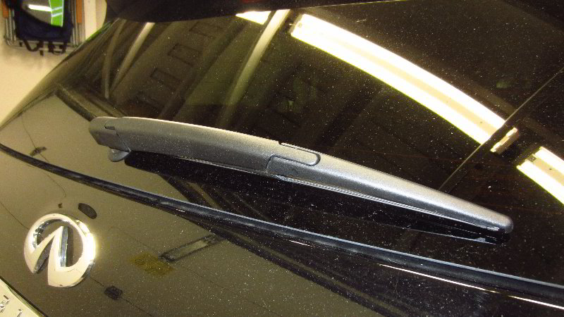 Infiniti-QX60-Rear-Window-Wiper-Blade-Replacement-Guide-016