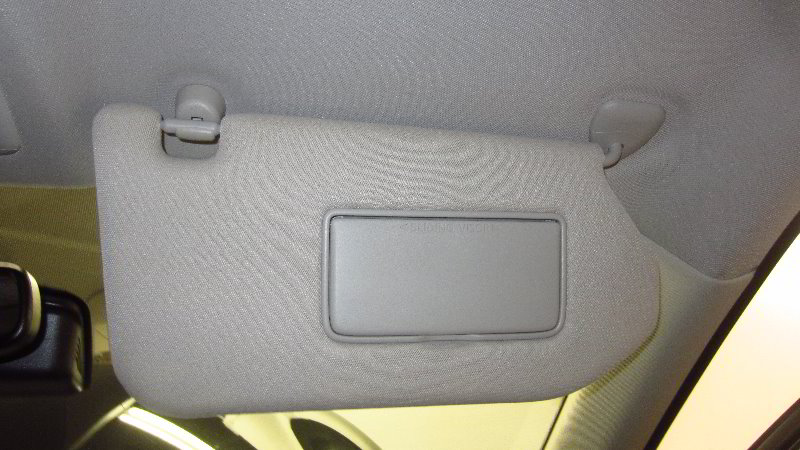 Infiniti-QX60-Vanity-Mirror-Light-Bulb-Replacement-Guide-002