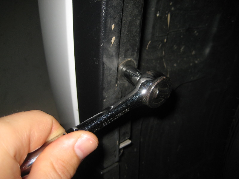 2014-2018-Jeep-Cherokee-Headlight-Bulbs-Replacement-Guide-005