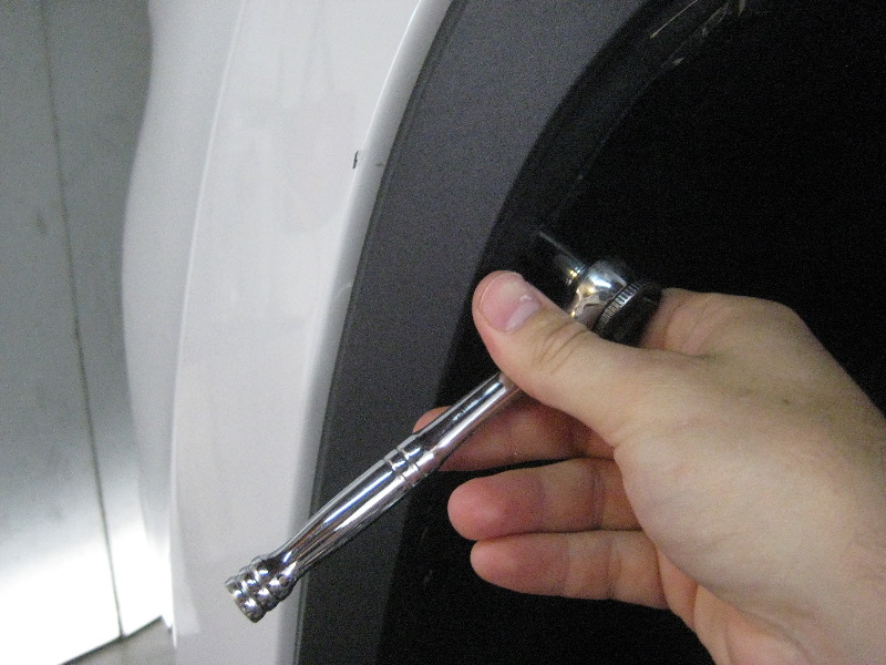 2014-2018-Jeep-Cherokee-Headlight-Bulbs-Replacement-Guide-007