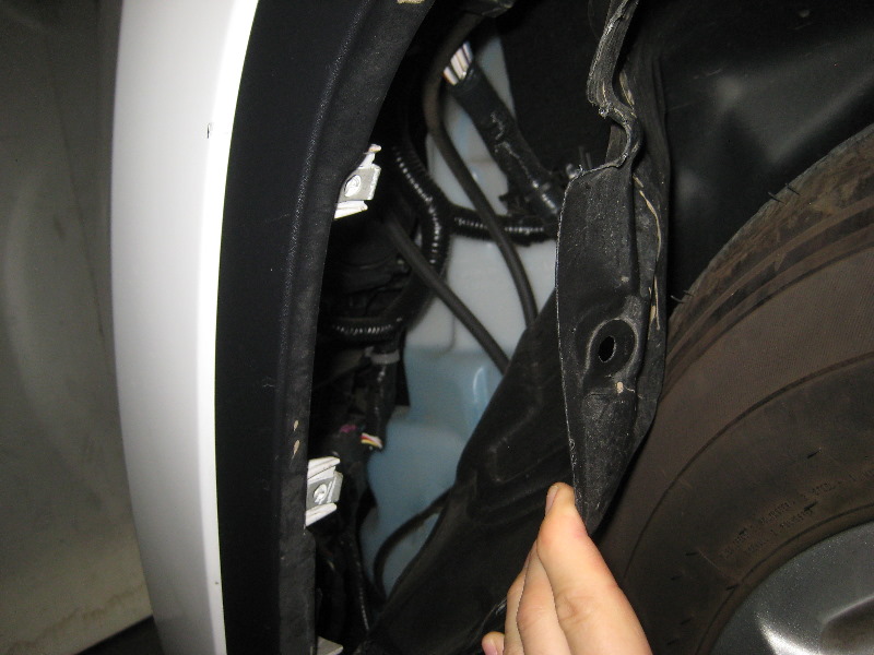 2014-2018-Jeep-Cherokee-Headlight-Bulbs-Replacement-Guide-009