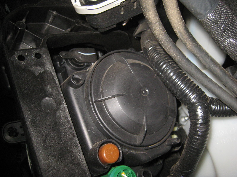 2014-2018-Jeep-Cherokee-Headlight-Bulbs-Replacement-Guide-010