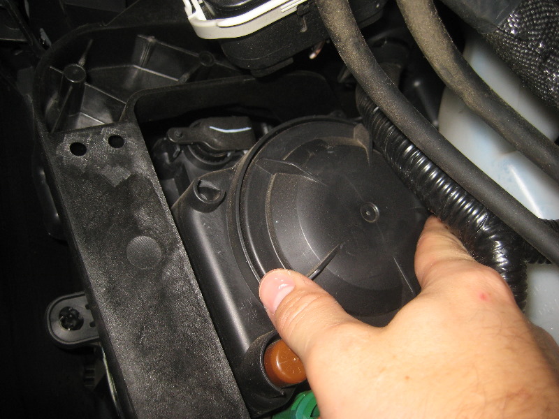 2014-2018-Jeep-Cherokee-Headlight-Bulbs-Replacement-Guide-011