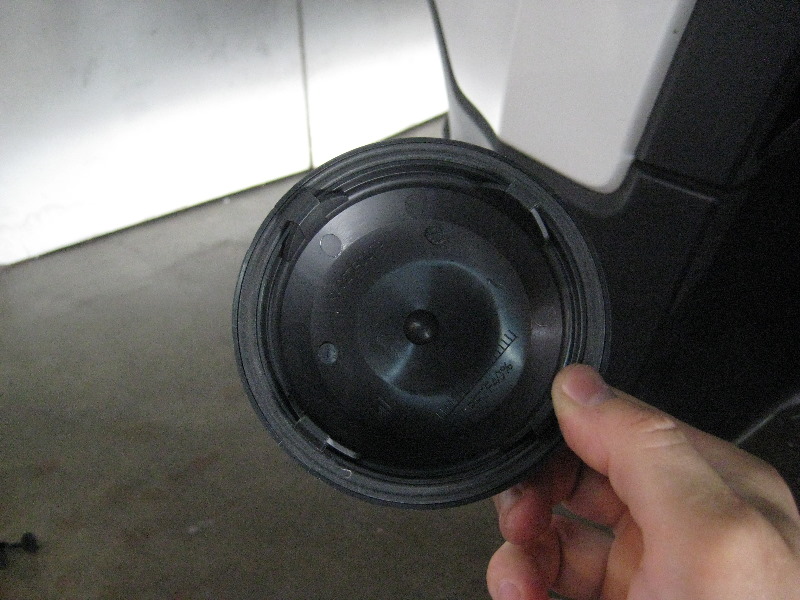 2014-2018-Jeep-Cherokee-Headlight-Bulbs-Replacement-Guide-012