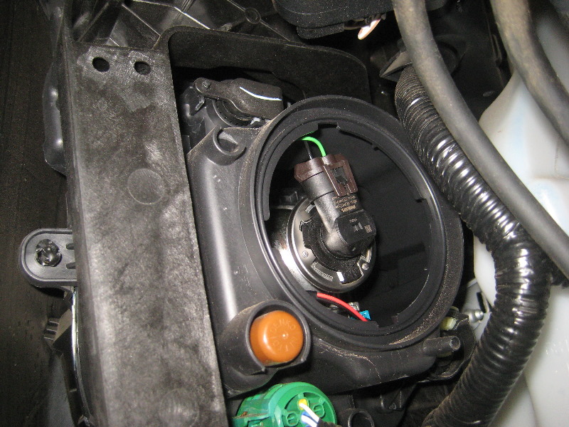 2014-2018-Jeep-Cherokee-Headlight-Bulbs-Replacement-Guide-014