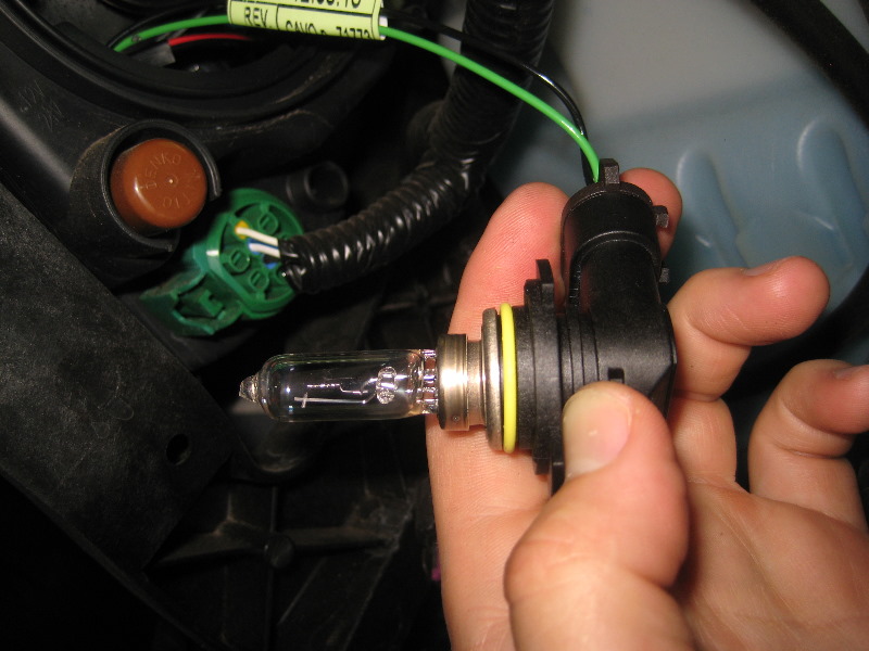 20142018JeepCherokeeHeadlightBulbsReplacementGuide019