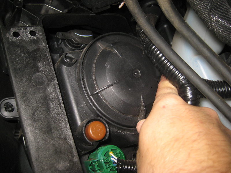 2014-2018-Jeep-Cherokee-Headlight-Bulbs-Replacement-Guide-024