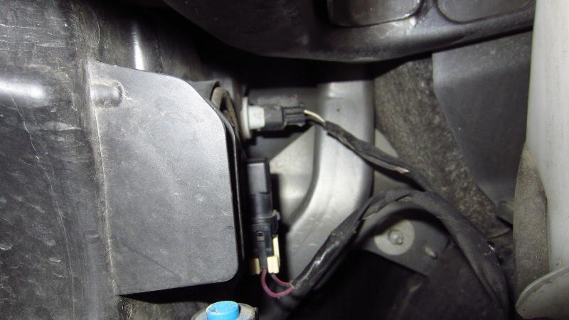 Jeep-Compass-Headlight-Bulbs-Replacement-Guide-027
