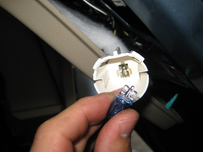 Jeep-Grand-Cherokee-Cargo-Area-Light-Bulb-Replacement-Guide-008