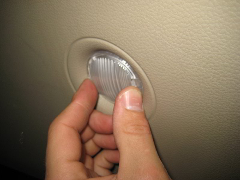 Jeep-Grand-Cherokee-Cargo-Area-Light-Bulb-Replacement-Guide-012