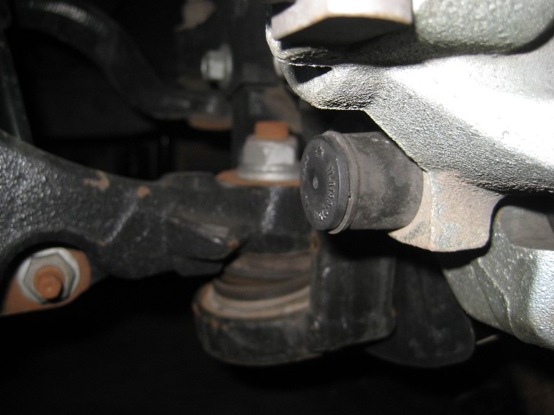 Jeep-Grand-Cherokee-Front-Brake-Pads-Replacement-Guide-009