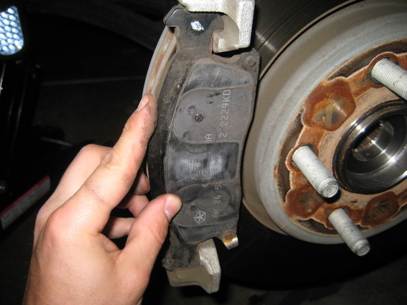 JeepGrandCherokeeFrontBrakePadsReplacementGuide028