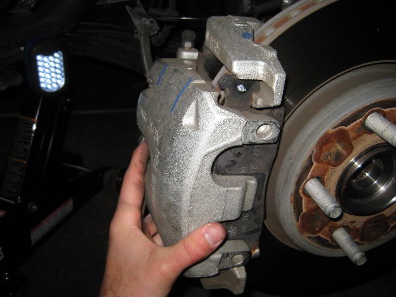 Jeep-Grand-Cherokee-Front-Brake-Pads-Replacement-Guide-030