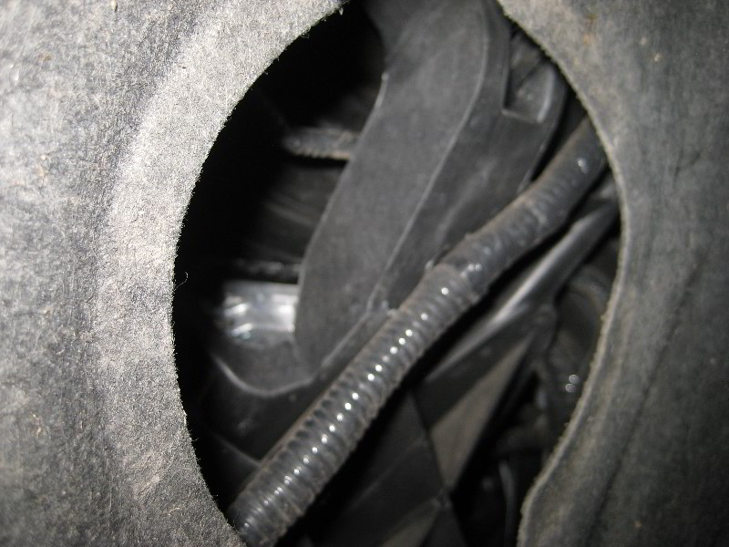 Jeep-Grand-Cherokee-Headlight-Bulbs-Replacement-Guide-003