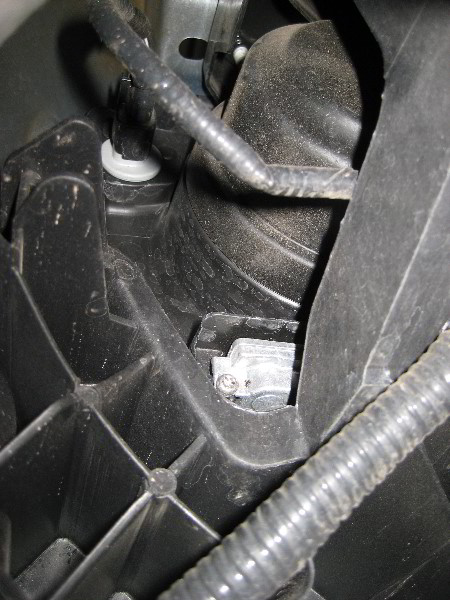 Jeep-Grand-Cherokee-Headlight-Bulbs-Replacement-Guide-004