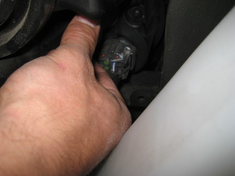 Jeep-Grand-Cherokee-Headlight-Bulbs-Replacement-Guide-022