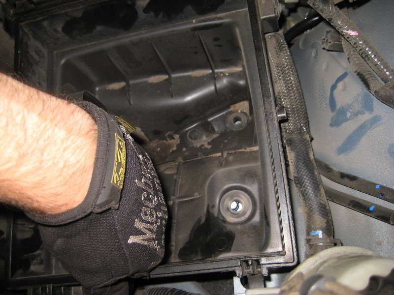 Jeep-Grand-Cherokee-Headlight-Bulbs-Replacement-Guide-028