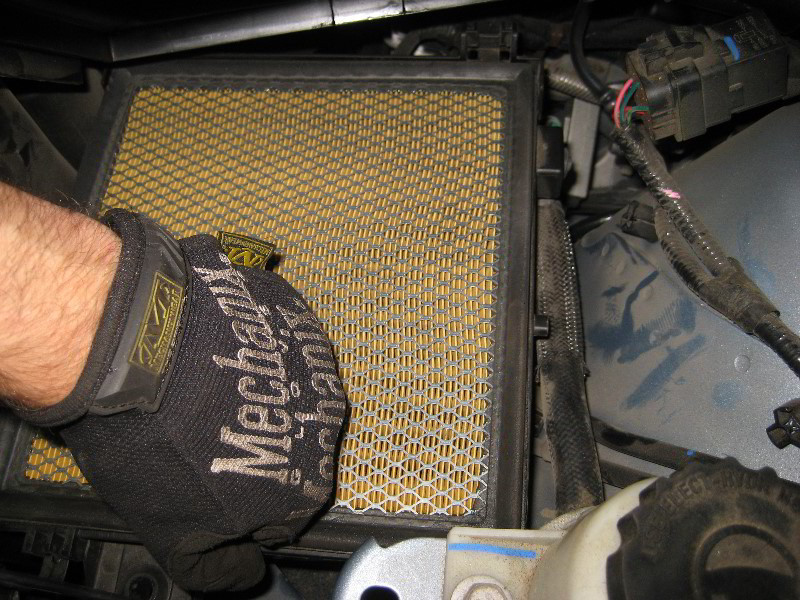 Jeep-Grand-Cherokee-Headlight-Bulbs-Replacement-Guide-029